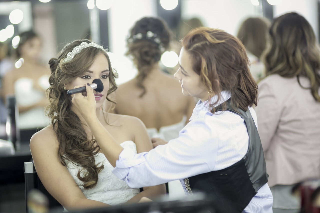 makeup ślubny - na ogół wykonywany jest w salonie kosmetycznym